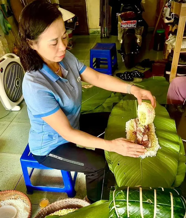 Bà Ngôn Thị Ngọc, trú tại tổ 3, phường Phùng Chí Kiên, thành phố Bắc Kạn gói bánh chưng Tày cho dịp Tết.