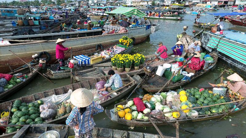 Chợ nổi Cái Răng Cần Thơ tấp nập ghe xuồng buôn bán