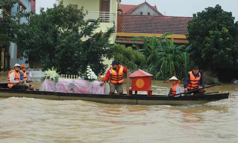 Ảnh hưởng của mưa lũ đến hoạt động vận tải và đường sá ở Lệ Thủy, Quảng Bình