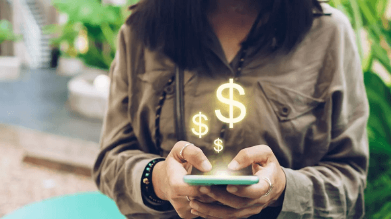 Hình ảnh người dùng sử dụng app kiếm tiền online không cần vốn trên điện thoại và máy tính xách tay