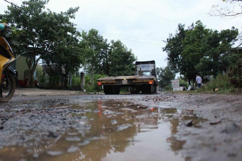 Hình ảnh xe tải di chuyển trong mùa khô nắng nóng bụi bặm tại Ea Kar Đắk Lắk ảnh hưởng vận chuyển