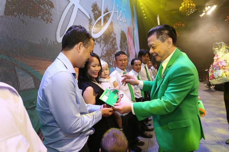 Hình ảnh xe taxi Mai Linh xanh lá đặc trưng hoạt động trên đường phố TPHCM