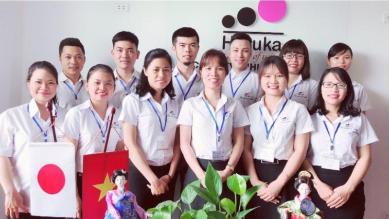 Người dịch chuyên nghiệp làm việc với tài liệu tiếng Hàn và tiếng Việt