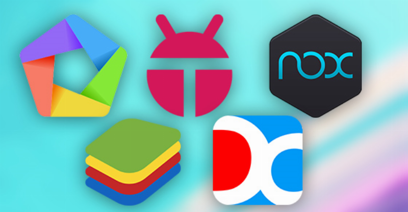 Một người dùng đang so sánh các tùy chọn giả lập android trên pc nhẹ nhất trên màn hình máy tính, thể hiện sự lựa chọn đa dạng.