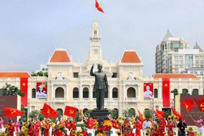 Xe tai duoc che chan can than de van chuyen hang hoa duoi anh huong thoi tiet ngoc quang doan hung phu tho