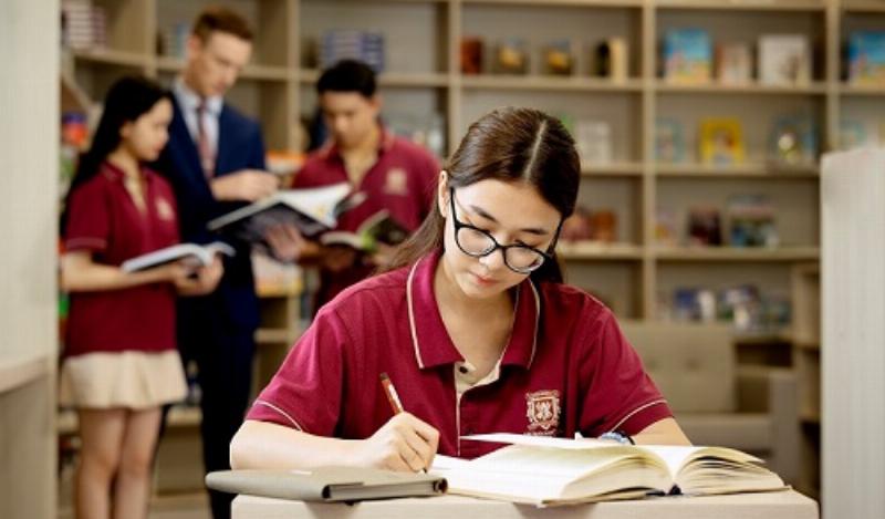 Người đang tập trung ôn luyện cho kỳ thi chứng chỉ kế toán trưởng, xung quanh là sách vở và tài liệu