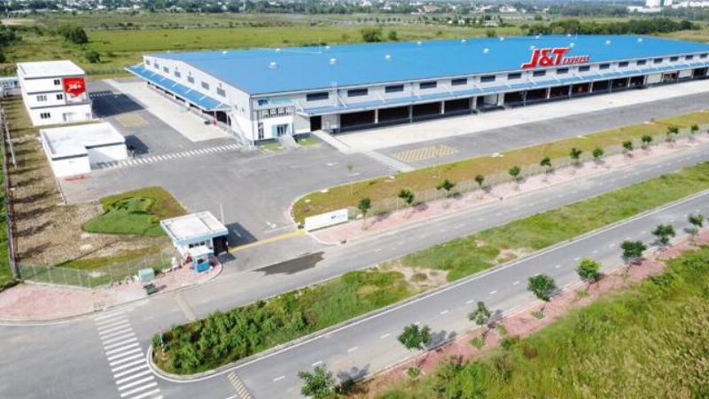 Hình ảnh nhân viên kho J&T đang phân loại và quét mã hàng hóa tại trung tâm khai thác logistics