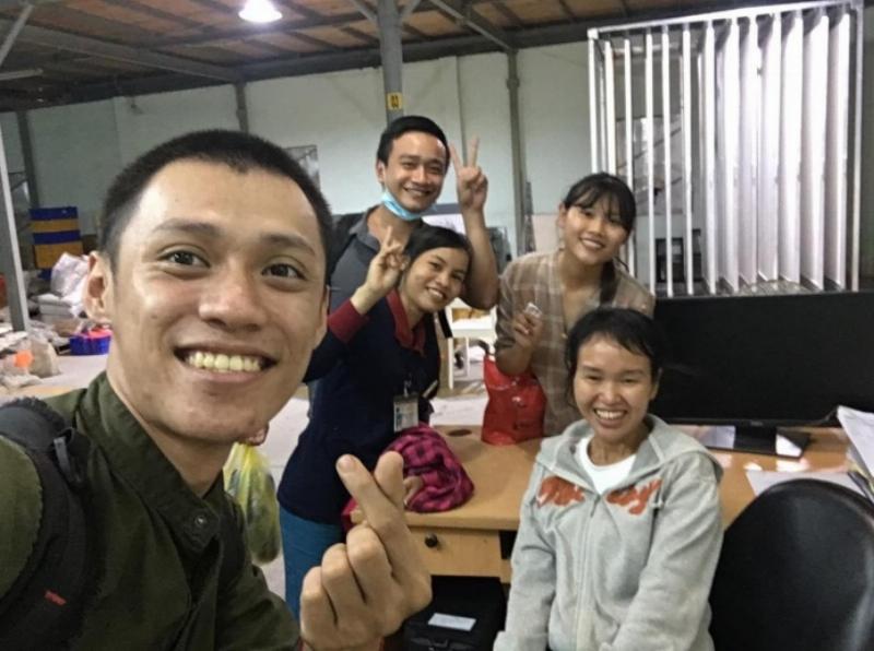 Sinh viên vui vẻ cầm giấy xác nhận hoàn thành tốt kỳ thực tập trong tay