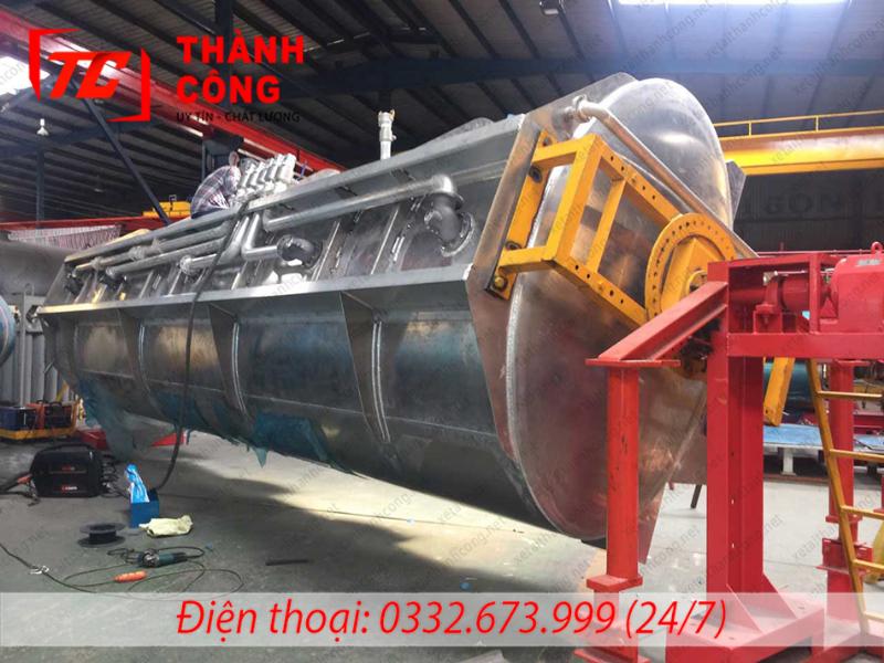 Minh họa xe tải bồn chở chất lỏng với thông tin về dung tích bồn chứa, liên quan đến đơn vị đo dung tích.