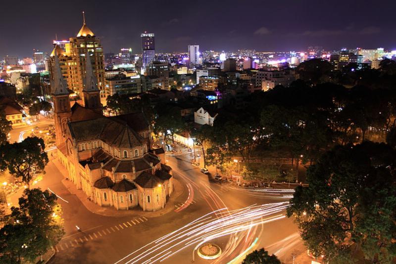Hình ảnh xe tải của Sơn Tùng (hoặc xe tải chung chung) chạy trên con đường liên tỉnh, minh họa hoạt động vận chuyển qua các tỉnh (provinces).