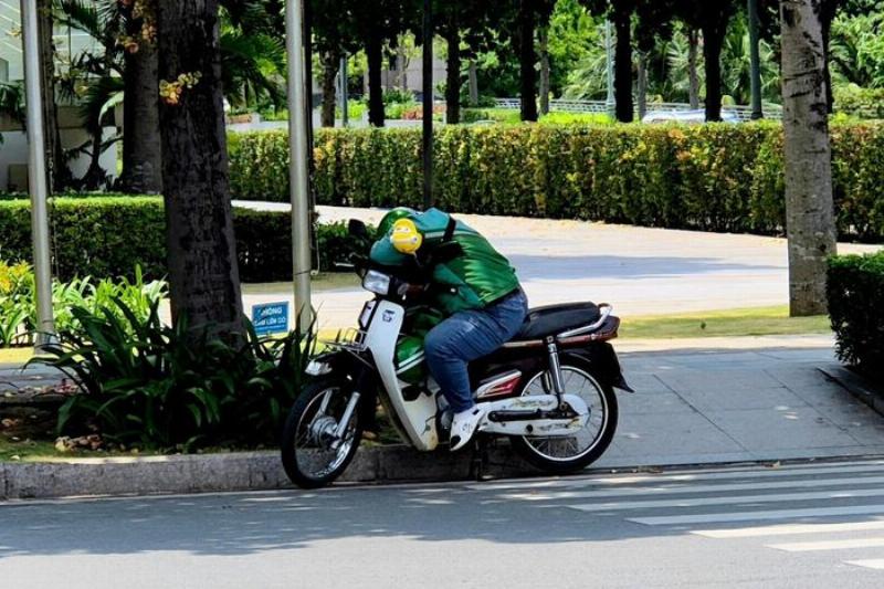 Xe tải đỗ nghỉ dưới bóng cây hoặc mái che để tránh nắng nóng gay gắt ở Phú An, Cai Lậy, Tiền Giang