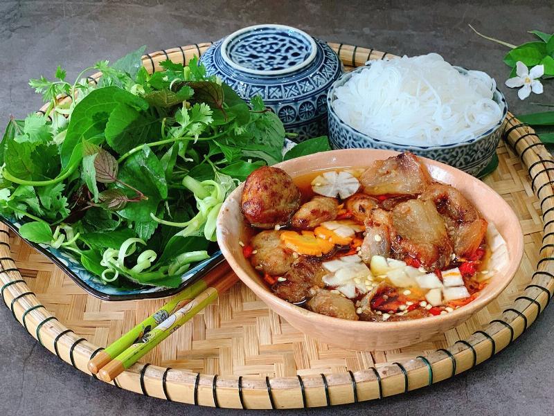 Hình ảnh minh họa chả băm và chả miếng đang được nướng trên bếp than hồng rực trong quá trình làm bún chả Hà Nội
