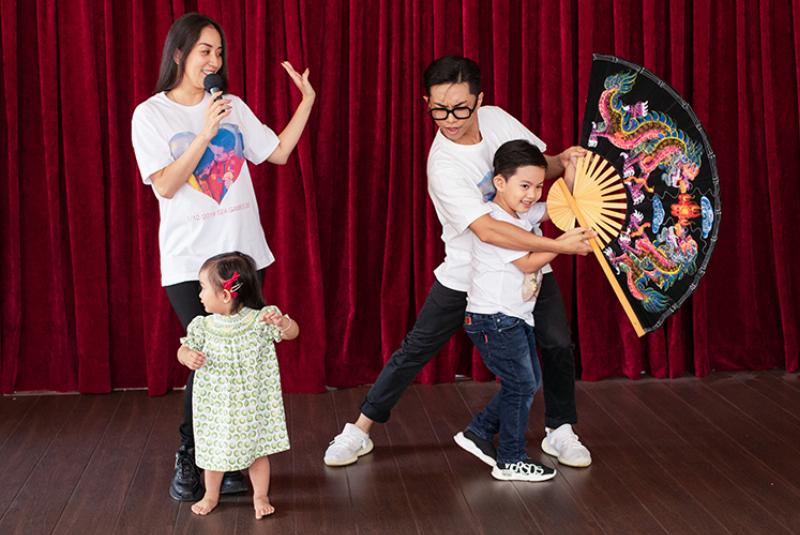 Hình ảnh một gia đình đang quây quần bên nhau vào ngày 8/3, người con trai đang tặng hoa và nói lời chúc cho mẹ