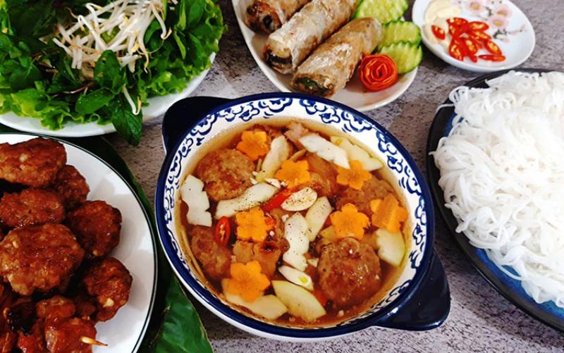 Hình ảnh minh họa các bước chuẩn bị nguyên liệu và ướp thịt cho cách làm bún chả Hà Nội chuẩn vị