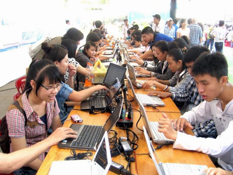 Học sinh làm việc online để kiếm tiền, tập trung cân bằng giữa học tập và công việc