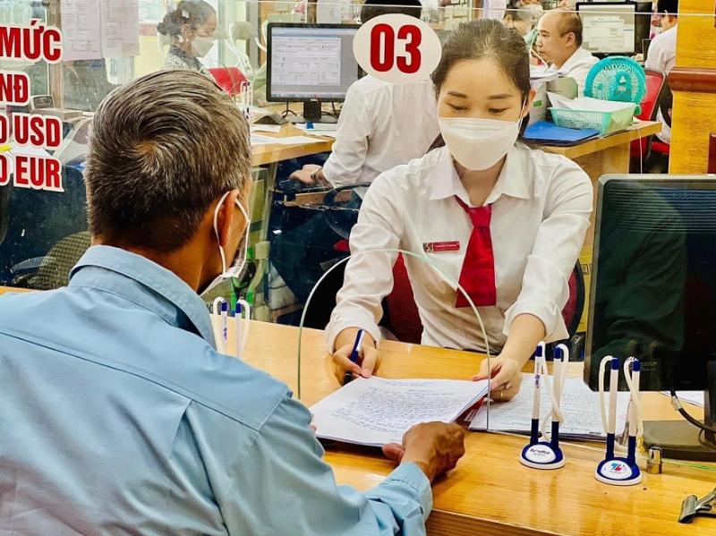 Một người phụ nữ đang lo lắng kiểm tra điện thoại sau khi chuyển tiền thành công nhưng không nhận được tiền