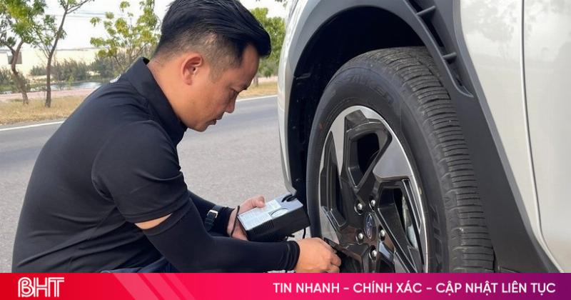 Kiểm tra áp suất lốp xe tải trước chuyến đi dài dưới trời nắng nóng khắc nghiệt ở Hà Tĩnh