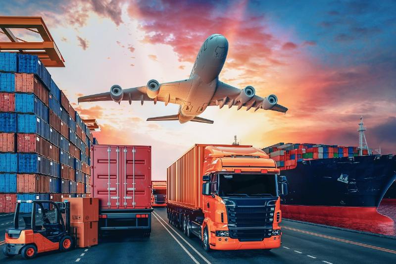 Hình ảnh một trung tâm logistics tại Nghệ An với xe tải đang bốc dỡ hàng hóa, thể hiện sự hiệu quả của việc sử dụng mã bưu chính chính xác trong vận tải