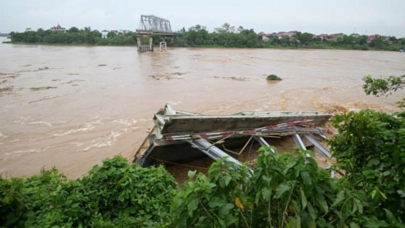 Xe tải gặp khó khăn di chuyển trên đoạn đường đất lầy lội ngập nước do thời tiết mưa bão ở Hương Khê