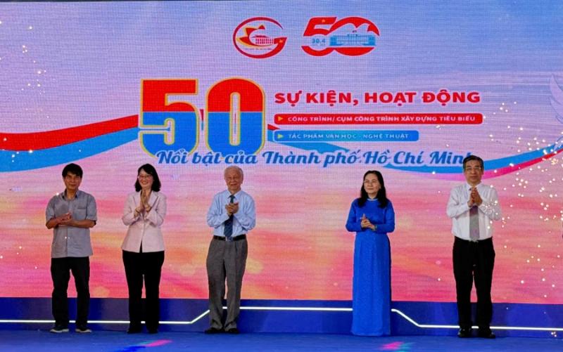 Hình ảnh xe tải Sơn Tùng đang vận chuyển hàng hóa trên đường phố Sài Gòn nhộn nhịp, minh họa hoạt động logistics cần mã zip code chính xác
