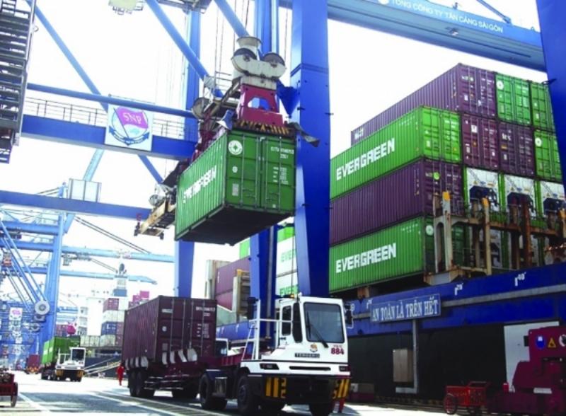 Xe tải đang vận chuyển hàng hóa tại cảng biển, minh họa hoạt động xuất nhập khẩu và vai trò của vận tải trong cán cân thương mại