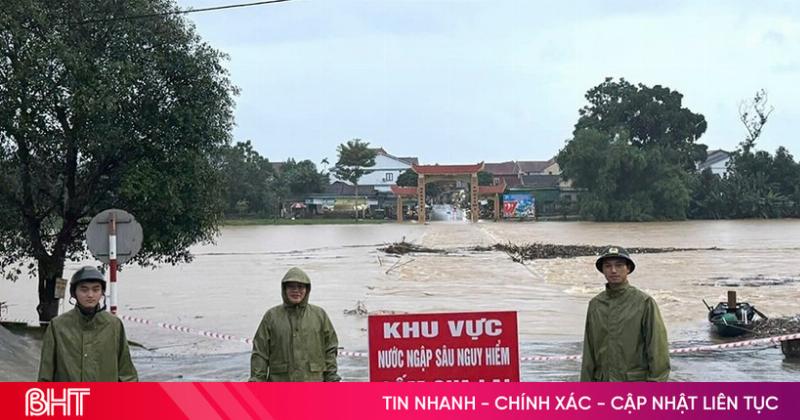 Xe tải vượt qua đoạn đường ngập nước ở Hương Khê Hà Tĩnh trong mùa mưa bão