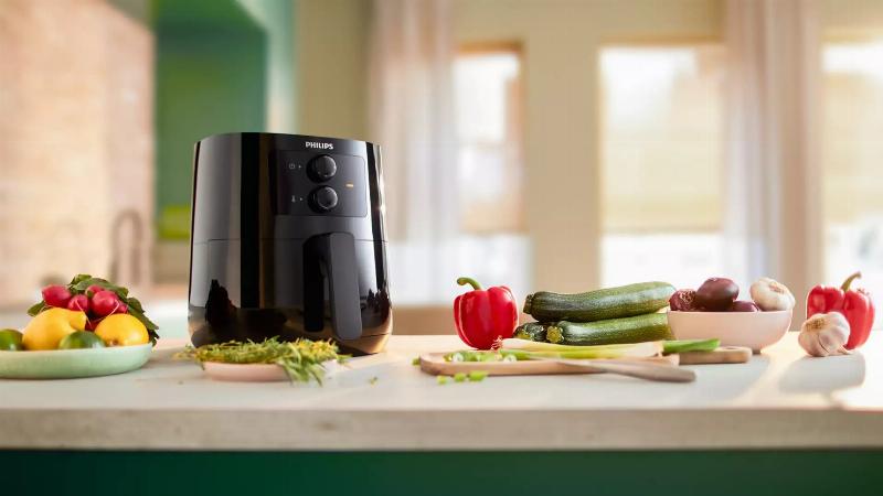 Chiếc nồi chiên không dầu sạch sẽ được đặt gọn gàng trên mặt bàn bếp sau khi vệ sinh