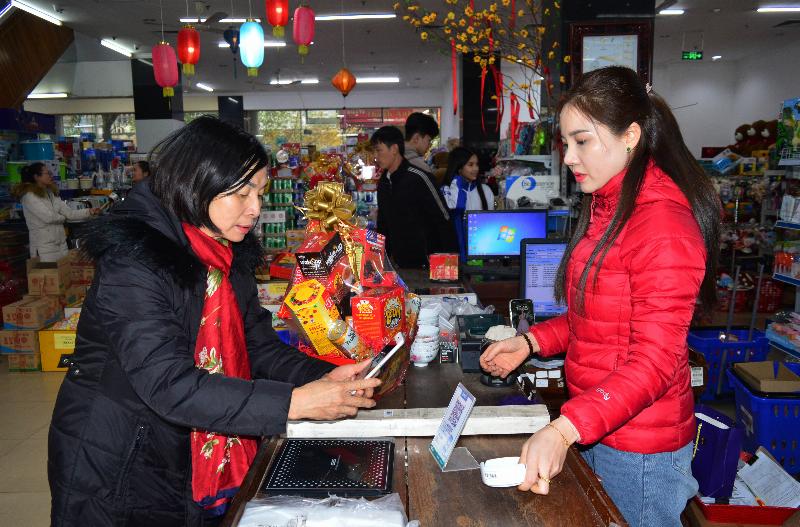Minh họa cách quét mã vạch mỹ phẩm bằng ứng dụng trên điện thoại thông minh cho người mới bắt đầu.