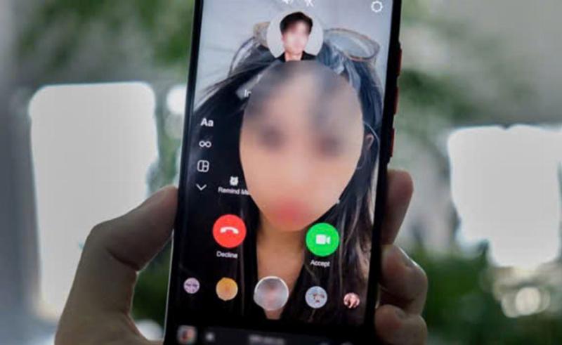 Minh hoa cach chon khuon mat nguon va dich trong app ghep mat video de doi mat