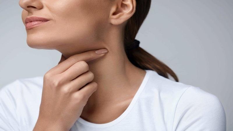 Biểu cảm người bị hóc xương cá cảm thấy khó chịu, vướng víu ở cổ họng