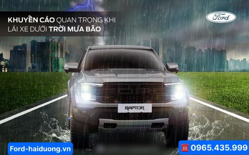 Cảnh báo an toàn cho người lái xe tải khi di chuyển trong điều kiện mưa lớn tại thị xã Kinh Môn, Hải Dương.