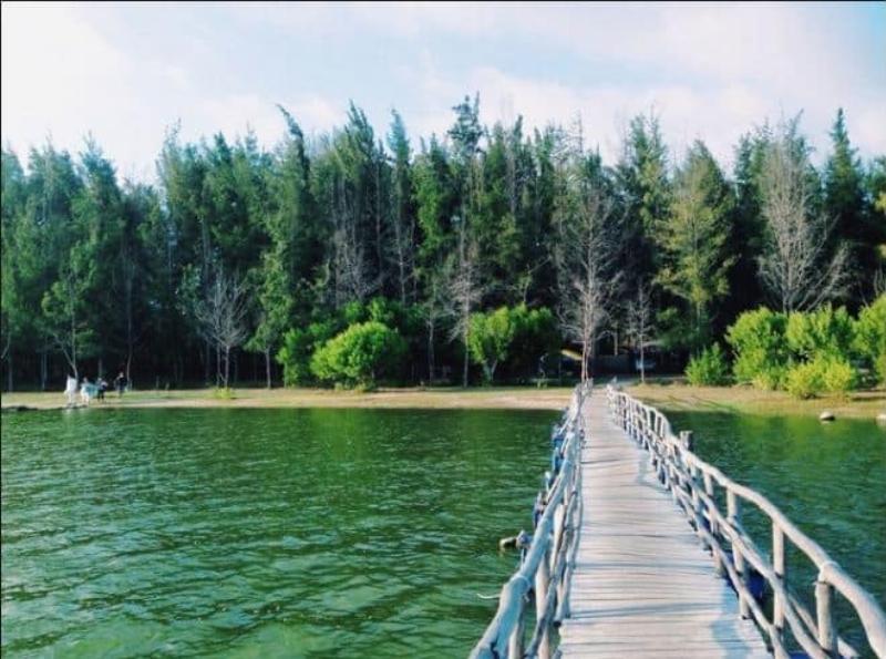 Cảnh biển Lang Phuoc Hai trong một ngày nắng ráo, lý tưởng cho hoạt động ngoài trời và vận tải thuận lợi.