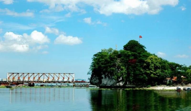 Canh quan hùng vĩ của Dục Thúy Sơn, nơi Nguyễn Trãi từng vãn cảnh và làm thơ