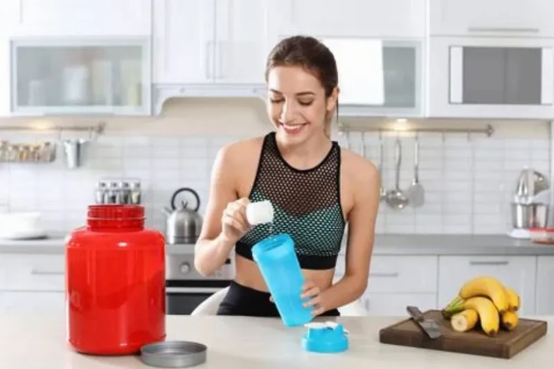 Hình ảnh các lọ yến mạch qua đêm được chuẩn bị sẵn trong tủ lạnh, thể hiện cách chuẩn bị công thức món ăn sáng hiệu quả