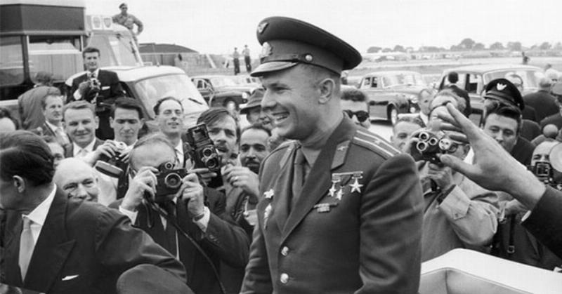 Hình ảnh mô tả chuyến bay đầu tiên của con người vào vũ trụ bởi Yuri Gagarin trên tàu Vostok 1 ngày 12/4/1961, thể hiện sự kiện lịch sử và ý nghĩa ngày 12/4 là ngày gì