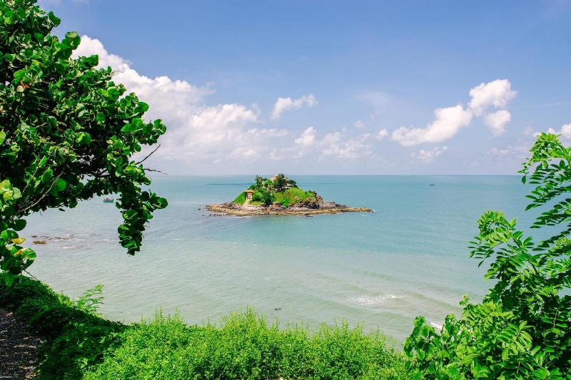 Con đường đá lộ ra khi nước rút dẫn đến Miếu Hòn Bà Vũng Tàu, một cảnh tượng kỳ thú