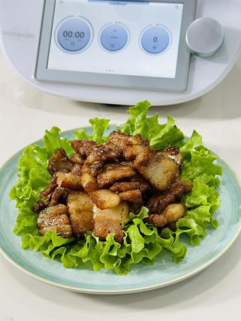 Một đĩa trứng cuộn rau củ và bát yến mạch trái cây đầy màu sắc thể hiện các công thức món ăn sáng nhanh gọn cho buổi sáng bận rộn.