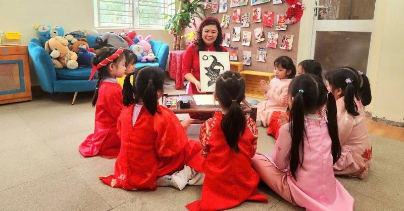 Học sinh gửi lời chúc 8/3 cho cô giáo ngắn gọn qua tin nhắn điện thoại di động thể hiện sự kính trọng và tình cảm