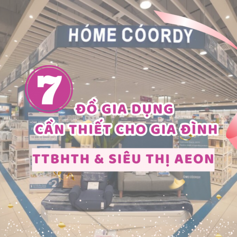 Người phụ nữ đang xem xét các mẫu nồi chiên không dầu khác nhau trên kệ hàng tại một cửa hàng điện máy lớn