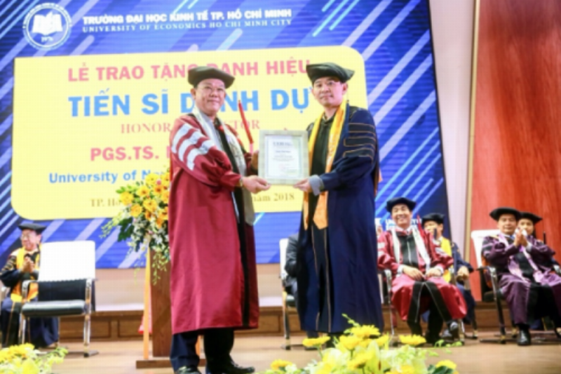 Hinh minh hoa mot qua trinh nhiet dong luc hoc cho thay su bien thien noi nang qua nhiet luong va cong
