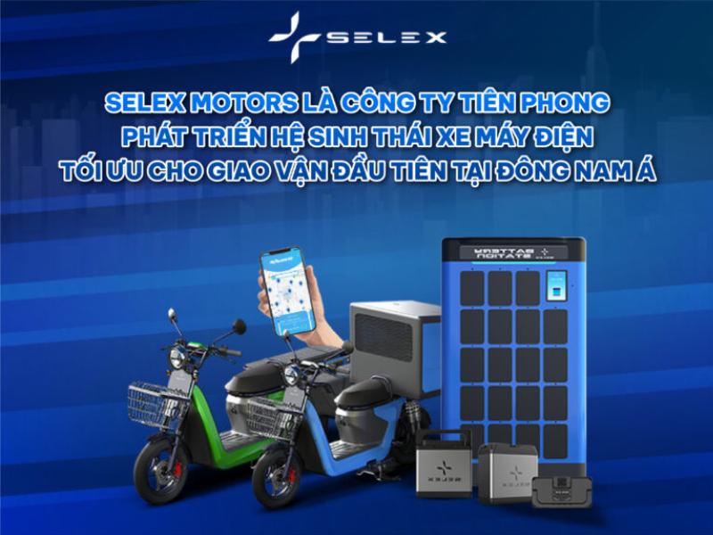 Tài xế xe tải kiểm tra ứng dụng dự báo thời tiết trên điện thoại trước khi khởi hành ở Dịch Vọng Hậu