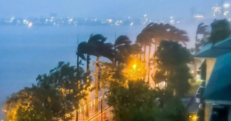 Hình ảnh minh họa xe tải di chuyển cẩn trọng trong cơn mưa lớn tại khu vực Quốc Oai, Hà Nội, nhấn mạnh ảnh hưởng của thời tiết đến vận tải.