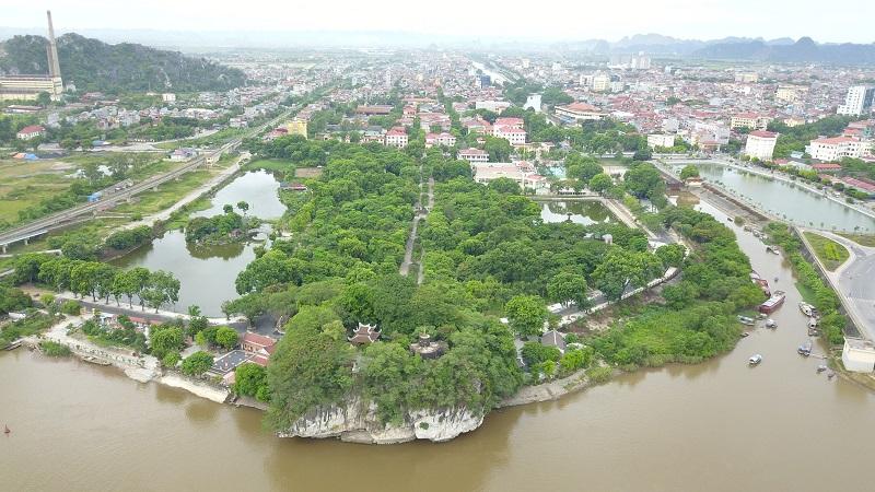 Toàn cảnh thành phố Ninh Bình nhìn từ đỉnh núi Non Nước (Dục Thúy Sơn)