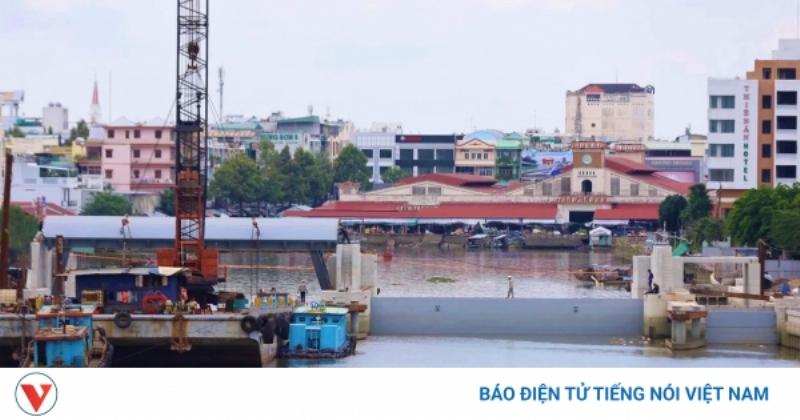 Xe tải chở hàng đối phó với điều kiện thời tiết khắc nghiệt tại Ô Môn Cần Thơ sông nước