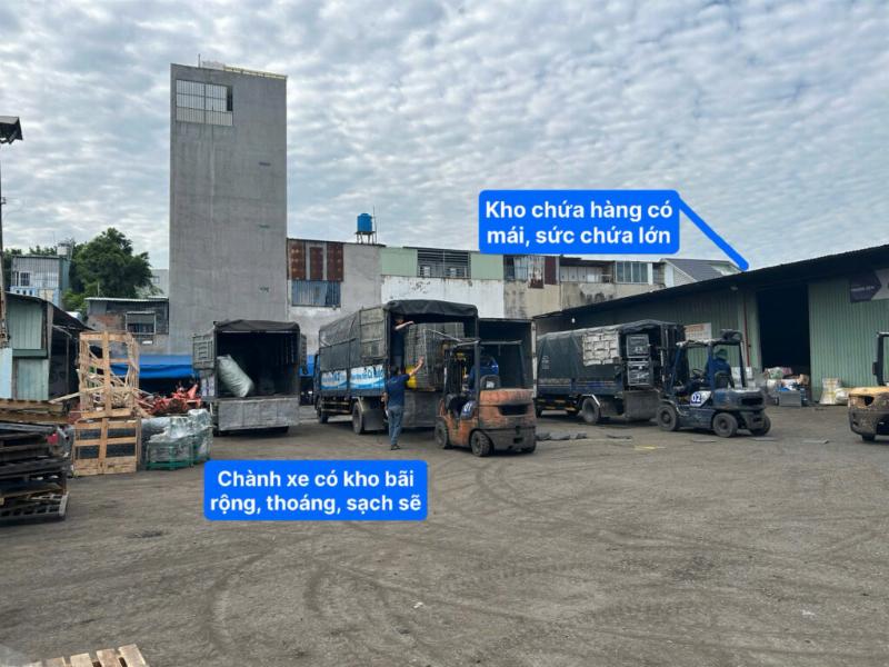 Xe tai dang van chuyen nong san tren duong am uot tai Hoa Phong, Krong Bong, Dak Lak