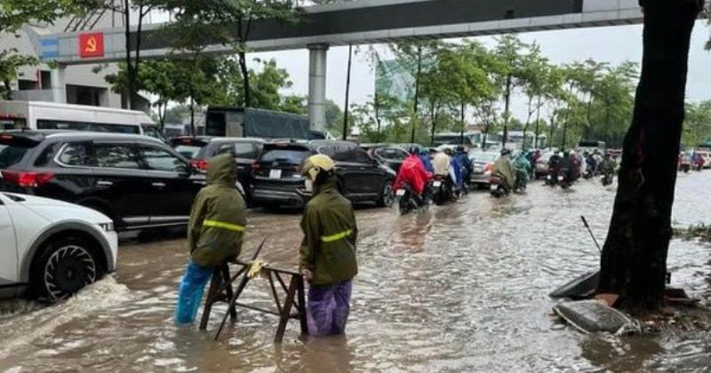 Xe tải di chuyển trong mưa lớn và đường ngập ở Vân Canh Hoài Đức Hà Nội